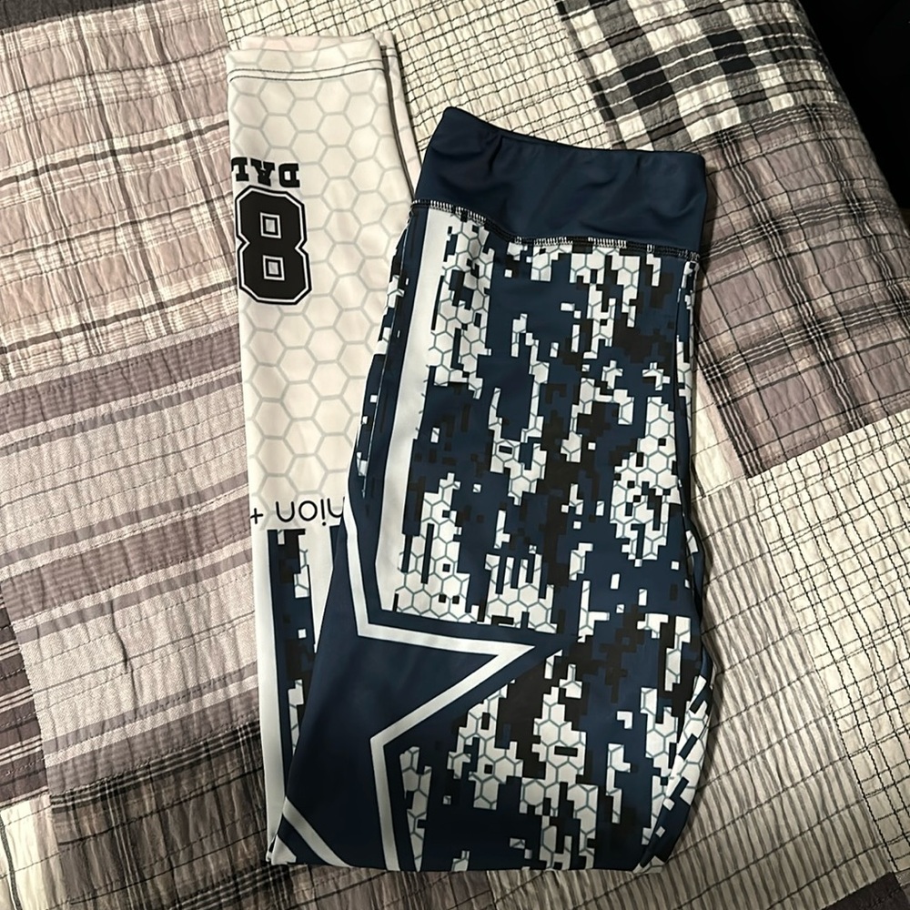 Women’s Dallas Cowboys graphic leggings size medium